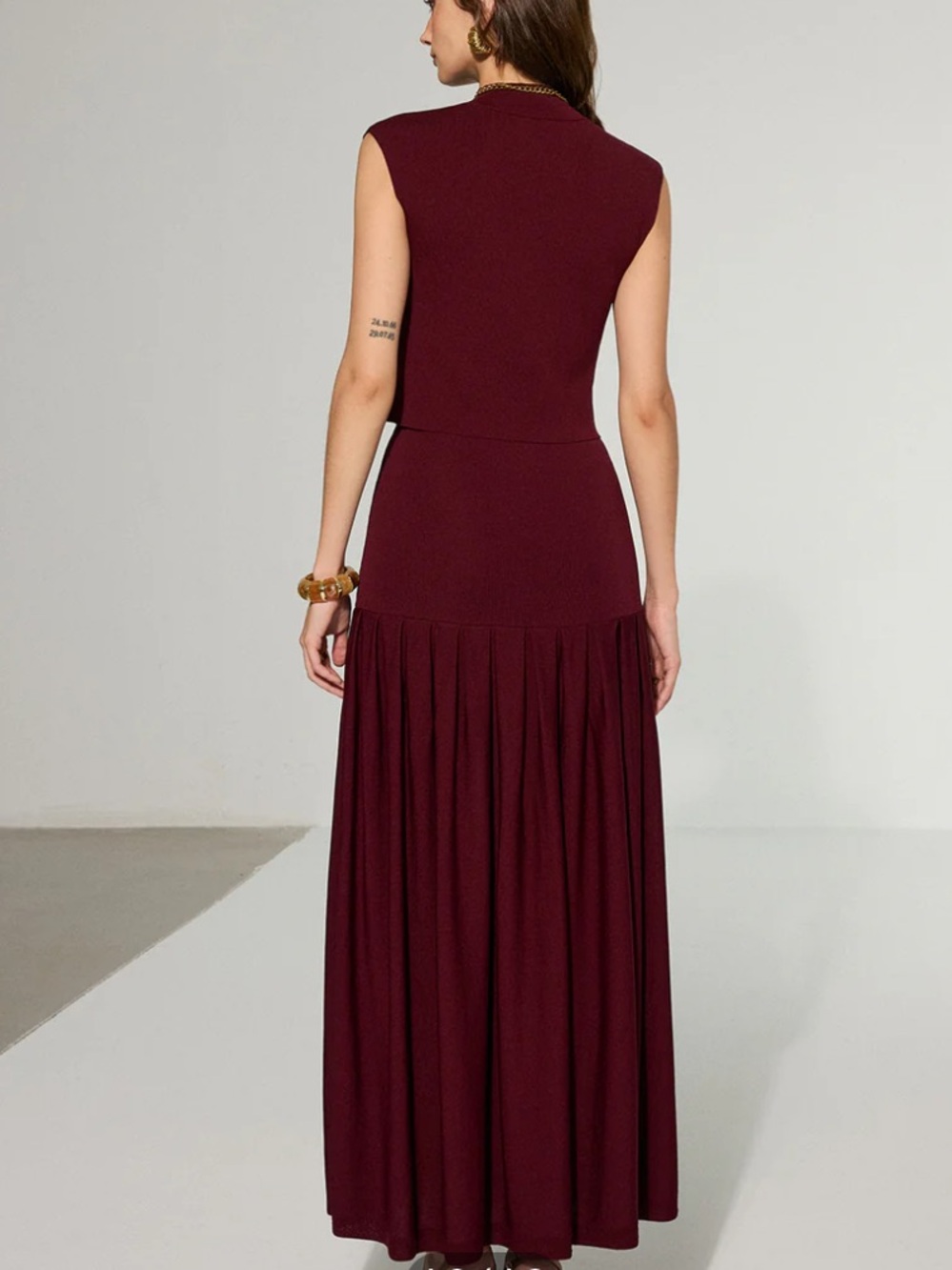 Commense Burgundy Sleeveless Cropped Top & Maxi Skirt Set - Picture 4 of 7